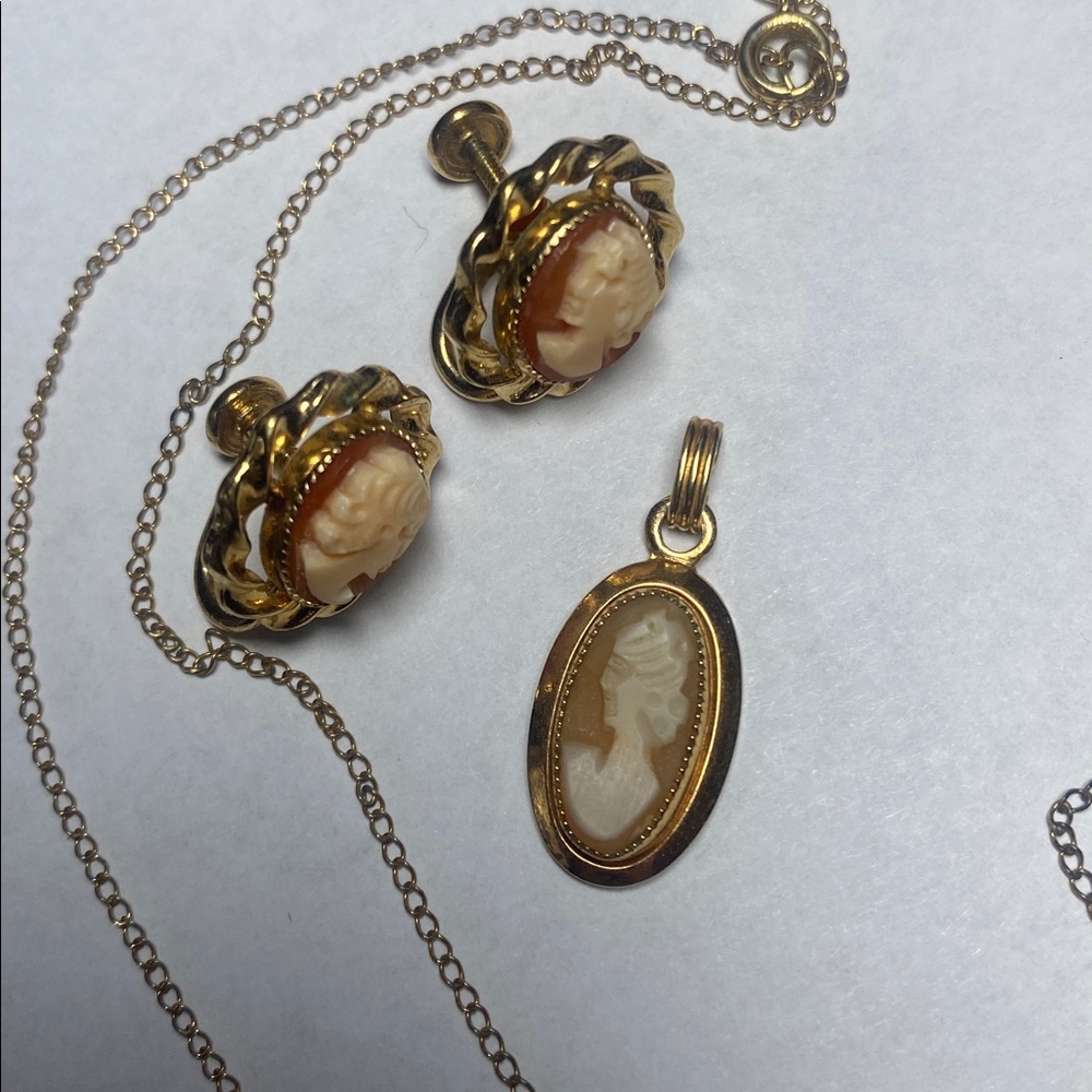 14K Gold Shell Cameo Pendant Necklace & Earring Set
